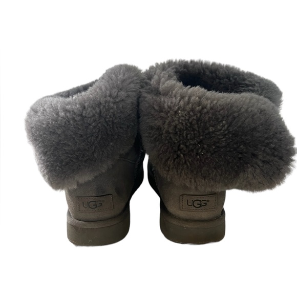Ugg Women's Short Gray Boots With Button Trim.
Good Condition. Size 9 - Picture 3 of 5